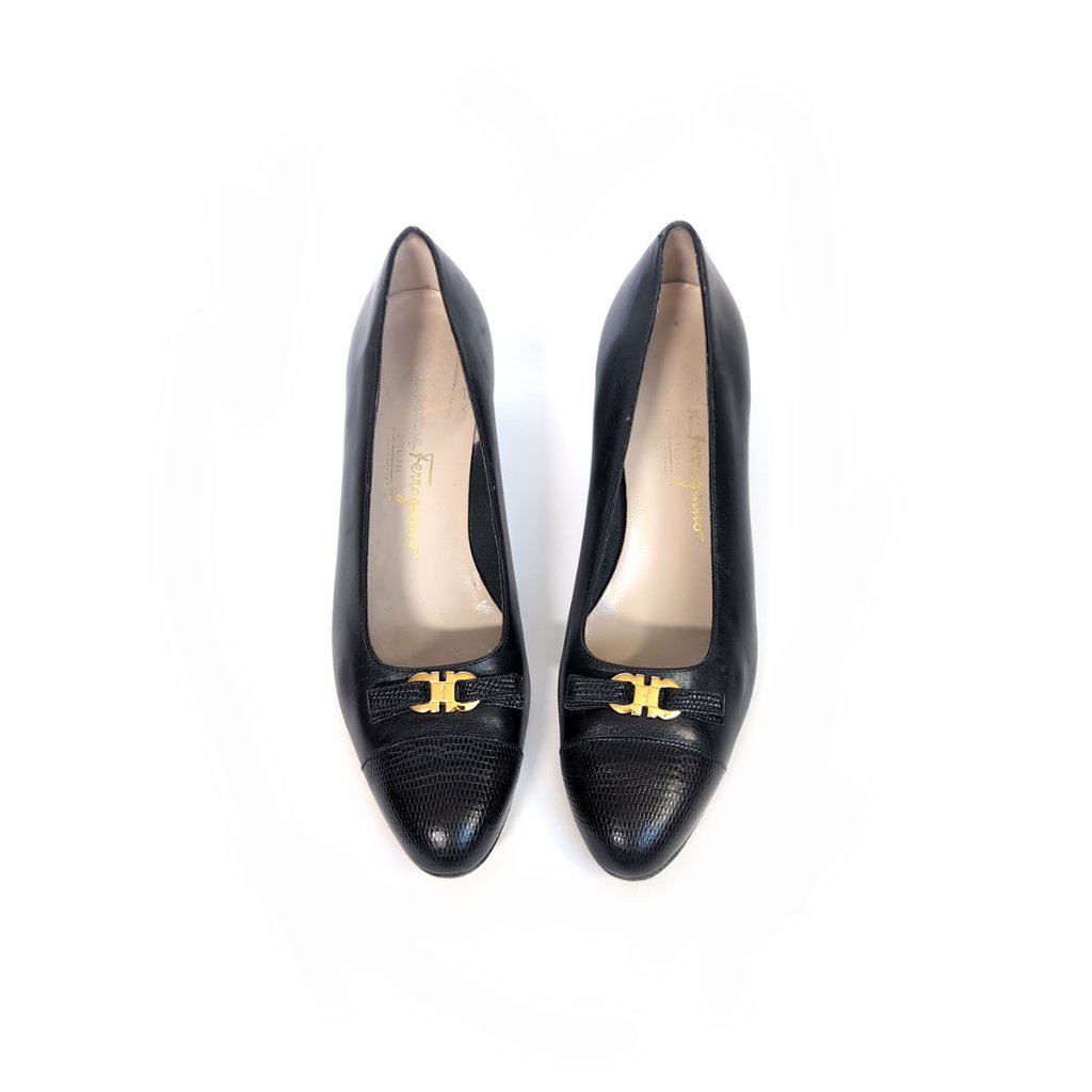 Salvatore Ferragamo $690 Lizard Leather Pumps Size 8 Black Gold Bow Logo